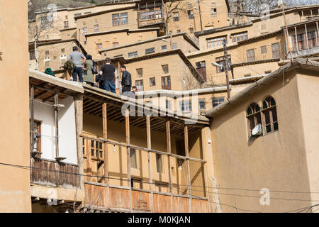Masuleh, IRAN - 22. Dezember 2017 Leute auf den Rand des Daches, Bergdorf in Gilan Provinz Stockfoto