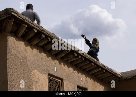 Masuleh, IRAN - 22 Dezember, 2017 muslimische Frau unter selfie in Dach des Masuleh Dorf Stockfoto