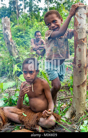 Papua Kinder der Korowai Stamm im Dschungel von Neuguinea Insel. Stockfoto