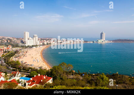 Blick auf den Badestrand N1 von dem Hügel von Xiao Yu Shan Park im Frühling, Qingdao, Provinz Shandong, China Stockfoto