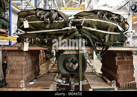 Manipuliert, kontrolliert und für luftgetragene Insertion bereit, von der SSG Giovani Gomez, Extraktion rutsche NCOIC und die Mannschaft an die schweren Tropfen in Aviano Air Base. Diese M-777 Haubitze Paket, mit einem Gewicht von 19.000 Pfund, ist etwa auf der C-130 Hercules, von Italien aus über die Alpen geflogen geladen werden und auf Bunker Drop Zone fiel in Deutschland, wo es sich schnell in die Tat um 173 d's Airborne Brigade 4/319 ferne zur Unterstützung der Pfadfinder aus der 1/91 Kavallerie platziert werden. Stockfoto