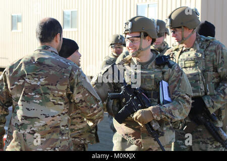 Maj. Michael Pachucki und seinen zweiten Bataillon, 1. Sicherheit Kraft Hilfe Feuerwehr Logistik Berater Team von Ft. Benning, Georgien schüttelt die Hand des Spielers eine Rolle als Mitglied der afghanischen nationalen Armee in Fort Polk, Louisiana, als Teil der logistischen Übung während ihres Joint Readiness Training Center Rotation 18.01.2018. Die logistische Übung hat die 1 SFAB LATs neben der ANA zu trainieren, beraten, unterstützen, begleiten und Ihnen ermöglichen, logistisch eine Mission, die von ANA Corps übergeben wird gearbeitet. (U.S. Armee Stockfoto