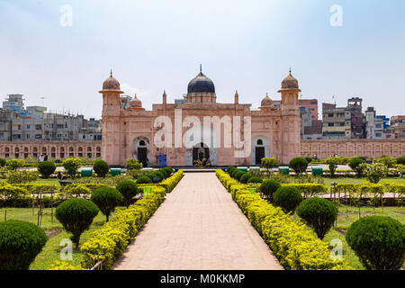 Blick auf das Mausoleum von Bibipari in Lalbagh fort. Lalbagh fort ist eine unvollständige Mughal Festung in Dhaka, Bangladesh Stockfoto