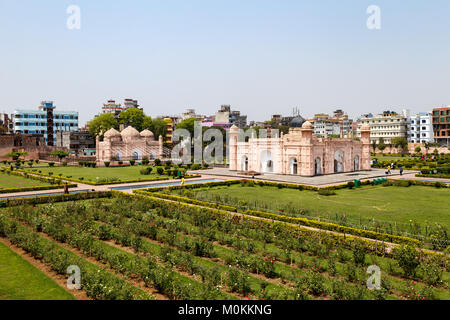 Blick auf das Mausoleum von Bibipari in Lalbagh fort. Lalbagh fort ist eine unvollständige Mughal Festung in Dhaka, Bangladesh Stockfoto