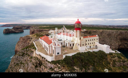 Blick auf den Leuchtturm und die Klippen am Kap St. Vincent bei Sonnenuntergang. Kontinental-Europa die meisten Süd-westlichen Punkt, Sagres, Algarve, Portugal. Stockfoto