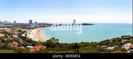 Blick auf den Badestrand N1 von dem Hügel von Xiao Yu Shan Park im Sommer, Qingdao, Provinz Shandong, China Stockfoto