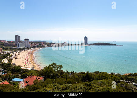 Blick auf den Badestrand N1 von dem Hügel von Xiao Yu Shan Park im Sommer, Qingdao, Provinz Shandong, China Stockfoto