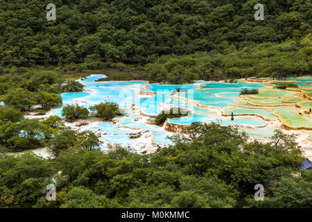 Huanglong Nationalpark, Sichuan, China, bekannt für seine bunten Pools von calcit Ablagerungen gebildet. Mehrfarbige Teich im Bild ist der weltweit La Stockfoto