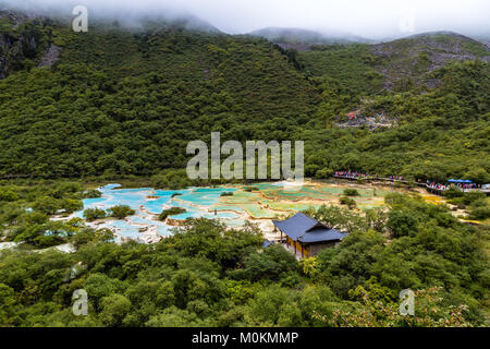 Huanglong Nationalpark, Sichuan, China, bekannt für seine bunten Pools von calcit Ablagerungen gebildet. Mehrfarbige Teich im Bild ist der weltweit La Stockfoto