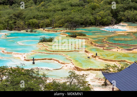 Huanglong Nationalpark, Sichuan, China, bekannt für seine bunten Pools von calcit Ablagerungen gebildet. Mehrfarbige Teich im Bild ist der weltweit La Stockfoto