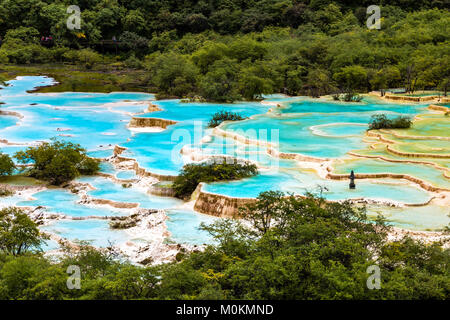 Huanglong Nationalpark, Sichuan, China, bekannt für seine bunten Pools von calcit Ablagerungen gebildet. Mehrfarbige Teich im Bild ist der weltweit La Stockfoto