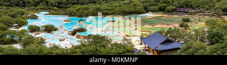 Huanglong Nationalpark, Sichuan, China, bekannt für seine bunten Pools von calcit Ablagerungen gebildet. Mehrfarbige Teich im Bild ist der weltweit La Stockfoto