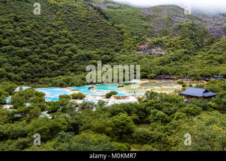 Huanglong Nationalpark, Sichuan, China, bekannt für seine bunten Pools von calcit Ablagerungen gebildet. Mehrfarbige Teich im Bild ist der weltweit La Stockfoto