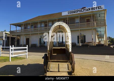 Historische Cosmopolitan Hotel und Restaurant im Alten Westen wagon wheel in San Diego Old Town State Park umrahmt, eröffnet nach der Restaurierung im Juni 2010 Stockfoto