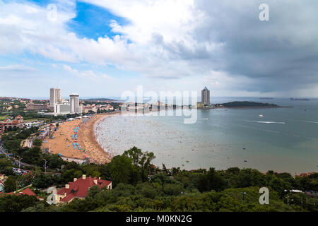 Blick auf den Badestrand N1 von dem Hügel von Xiao Yu Shan Park an einem regnerischen Tag im Sommer, Qingdao, Provinz Shandong, China Stockfoto