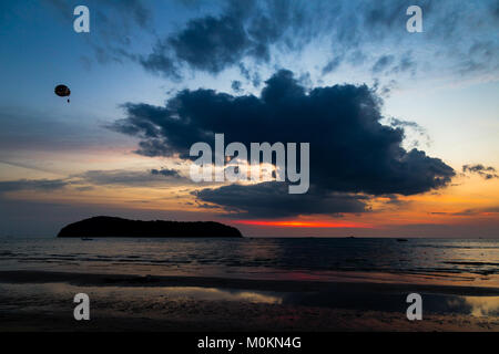 Sonnenuntergang in Pantai Tengah, Langkawi, Malaysia. Stockfoto