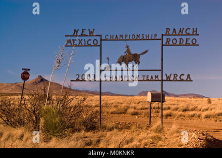 Schmiedeeisen Zeichen an Sikes zeichnen Straße in der Nähe der Geisterstadt Lake Valley, New Mexico, USA Stockfoto