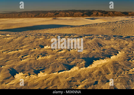 Zementierte Sandkruste an den Dünen im Alkali Flat Trail bei Sonnenuntergang im White Sands National Park, New Mexico, USA Stockfoto