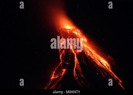 Philippinen. 22 Jan, 2018. Lavaströme aus der Steigung des Mt. Mayon in Daraga, Albay am Januar 23, 2018 (12:39 Uhr). Das philippinische Institut für Vulkanologie und Seismologie (PHILVOLCS) erklärte gestern alert Nummer 4 und breiter der Gefahrenzone 8 Kilometer Fläche nach Explosionen mit vulkanischer Asche (22. Januar 2018). Credit: Gregorio B. Dantes jr./Pacific Press/Alamy leben Nachrichten Stockfoto