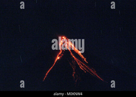 Philippinen. 22 Jan, 2018. Lavaströme aus der Steigung des Mt. Mayon geformt wie ein Dame in Daraga, Albay am 23. Januar 2018. Das philippinische Institut für Vulkanologie und Seismologie (PHILVOLCS) erklärt alert Nummer 4 und breiter der Gefahrenzone, 8 Kilometer von nach Explosionen wit vulkanische Asche gestern (22. Januar 2018). Credit: Gregorio B. Dantes jr./Pacific Press/Alamy leben Nachrichten Stockfoto