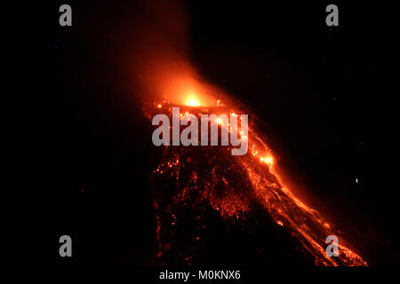 Philippinen. 22 Jan, 2018. Lavaströme aus der Steigung des Mt. Mayon in Daraga, Albay am Januar 23, 2018 (12:39 Uhr). Das philippinische Institut für Vulkanologie und Seismologie (PHILVOLCS) erklärte gestern alert Nummer 4 und breiter der Gefahrenzone 8 Kilometer Fläche nach Explosionen mit vulkanischer Asche (22. Januar 2018). Credit: Gregorio B. Dantes jr./Pacific Press/Alamy leben Nachrichten Stockfoto