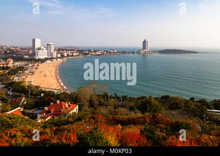 Blick auf den Badestrand N1 von dem Hügel von Xiao Yu Shan Park im Herbst, wenn der Hügel ist in roten Blättern bedeckt. Qingdao, Provinz Shandong, China Stockfoto