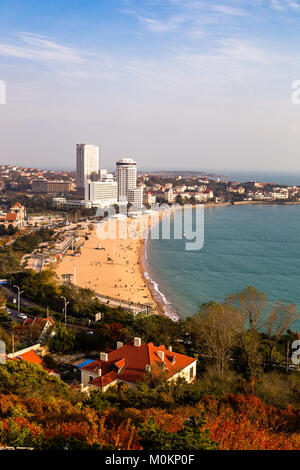 Blick auf den Badestrand N1 von dem Hügel von Xiao Yu Shan Park im Herbst, wenn der Hügel ist in roten Blättern bedeckt. Qingdao, Provinz Shandong, China Stockfoto