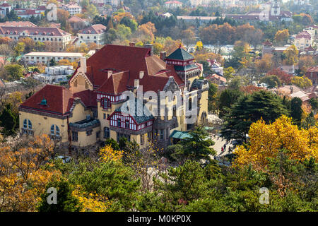 Alte Governor's House von der deutschen Kolonialzeit von der Anhöhe des Signals Park, Qingdao, China gesehen Stockfoto