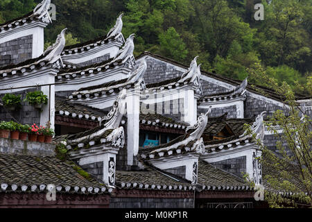 Typische Miao Dekorationen auf den Dächern der alten Häuser in Fenghuang Alte Stadt, Provinz Hunan, China. Diese antike Stadt wurde von der UNESCO zum Welt hinzugefügt Stockfoto