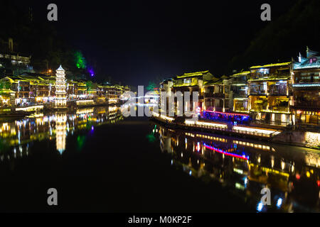 Nacht Fenghuang Alte Stadt, Provinz Hunan, China. Diese antike Stadt wurde von der UNESCO zum Weltkulturerbe vorläufige Liste im Kulturellen hinzugefügt. c Stockfoto