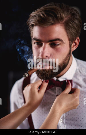 Stattlicher Mann mit kubanischen Zigarre flirten Stockfoto