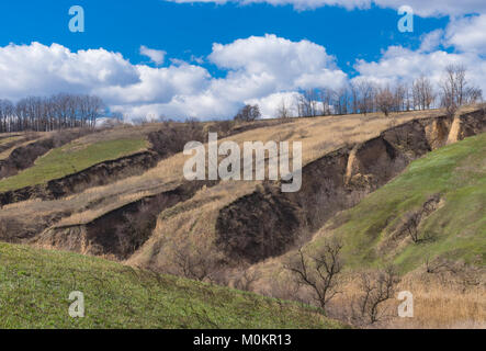 Frühling Landschaft mit Bodenerosion in der Ukraine Stockfoto