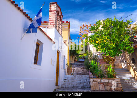Straße der Anafiotika in der Altstadt von Athen, Griechenland. Stadtteil Anafiotika ist von den Arbeitern gebaut von der Insel Anafi. Beliebte Touristenattraktion. Stockfoto