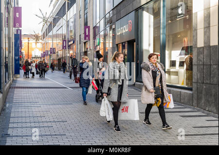 Shopping Street Opera Lane auf einer belebten Januar Tag in Cork, Irland Stockfoto