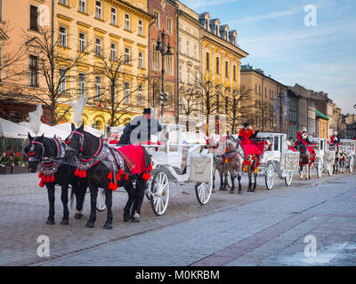 Pferde und Kutschen in Rynek Glowny Marktplatz in der Altstadt, Krakau, Polen Stockfoto