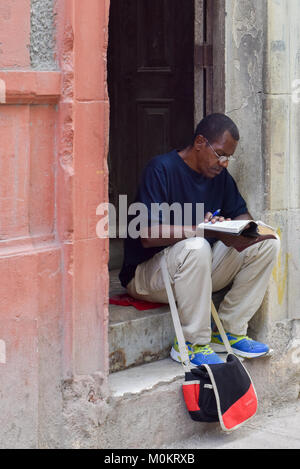 Kubanischen Menschen lesen und schreiben, die Altstadt von Havanna Stockfoto
