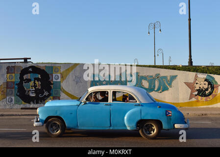 Auto fahren, die Altstadt von Havanna Stockfoto