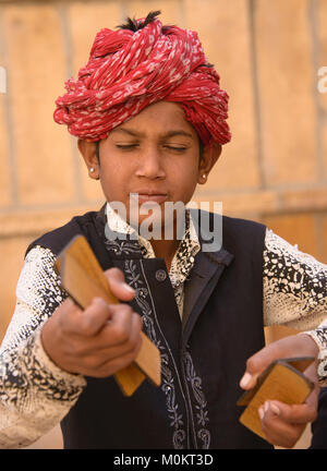 Kind Musiker außerhalb der Ji Patwon Ki Haveli, Jaisalmer, Rajasthan, Indien Straßenmusik Stockfoto