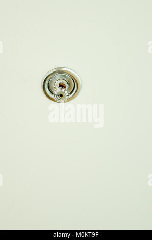 Die automatische Sprinkleranlage an der Decke an der Wand unter der