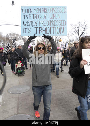 Hunderte von Tausenden New Yorkern März der Frauen in New York City besuchte auf der 1-jährigen Jubiläum von Donald Trump innauguration, 31.01.20, Stockfoto