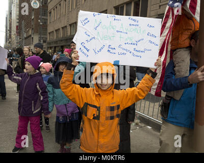 Hunderte von Tausenden New Yorkern März der Frauen in New York City besuchte auf der 1-jährigen Jubiläum von Donald Trump innauguration, 31.01.20, Stockfoto