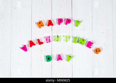 Valentine Karte mit Happy Valentinstag text und roten stricken Herz auf weißem Hintergrund Holz und kopieren Sie Platz für Text und Bild, Liebe und Valen hinzufügen Stockfoto