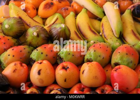 Typische sizilianische Marzipan Gebäck in Form von verschiedenen farbigen Obst auch bekannt als frutta Martorana. Stockfoto