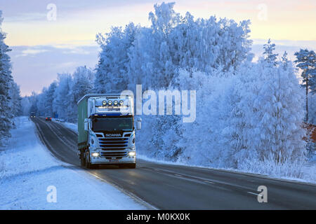 SALO, FINNLAND - Januar 21, 2018: Scania Lkw Transport K. Lindholm & Co. Hols Sattelcurtainsider entlang der Landstraße flankiert von Frost bedeckt Stockfoto