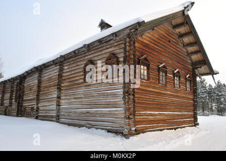 Traditionelles nordrussisches Holzhaus aus Rundholz. Winter im russischen Dorf Stockfoto