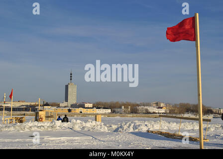 Das Eis Übergang über den Fluss Sewernaja Dwina. Russland, Archangelsk Stockfoto