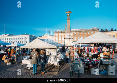 Helsinki, Finnland - 10. Dezember 2016: Menschen zu Fuß auf Weihnachten Weihnachtsmarkt auf dem Hintergrund der Stela Empress (1835) am Bahndamm Im Winter sonniger Tag Stockfoto