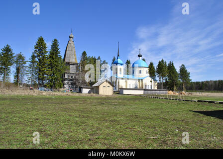 Tempel Komplex in das Dorf Bolschaja Shalga. Kirche der Geburt Christi und den Schutz der Heiligen Jungfrau. Russland, Kargopol Bezirk Stockfoto