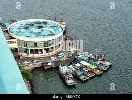 Blick auf die Fischerboote im Hafen, Sandakan, Sabah, Borneo, Malaysia verankert Stockfoto