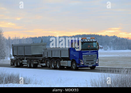 SALO, FINNLAND - Januar 19, 2018: Blau Volvo FH 16 Kies Stapler bewegt sich entlang der Landstraße im Winter bei Sonnenuntergang. Stockfoto